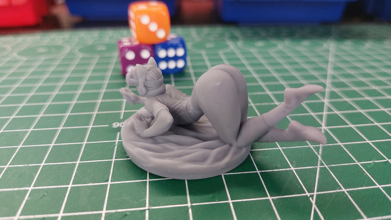 VR Gamer Girl - Sexy Pin-Up Fan Art - 3D Printed Miniature Figure - 32mm / 75mm Scale - Garage Kit