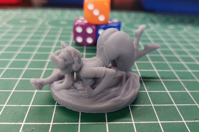 VR Gamer Girl - Sexy Pin-Up Fan Art - 3D Printed Miniature Figure - 32mm / 75mm Scale - Garage Kit