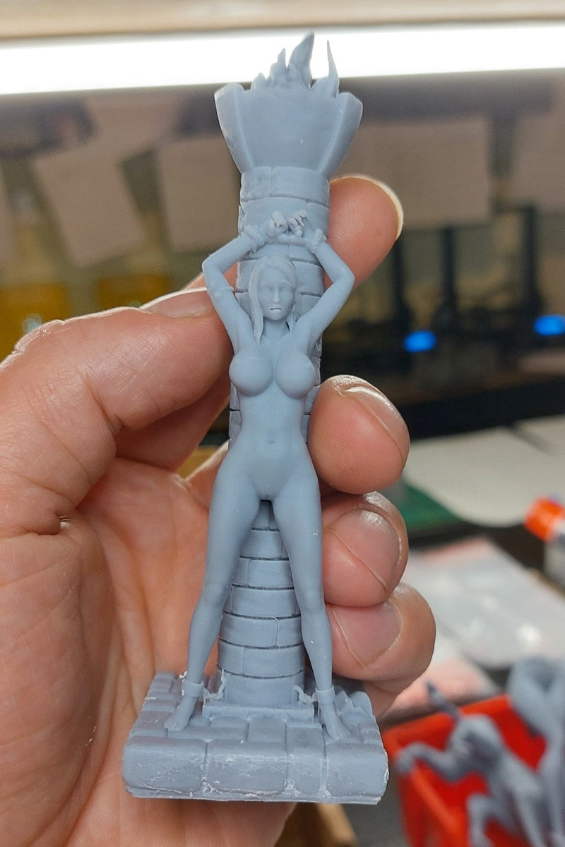 Sexy Warrior Queen Chained (Modern Outfit) - DnD Miniature | Dungeons and Dragons Mini - Collectibles and Rolepaying - 32mm - 28mm - 75mm