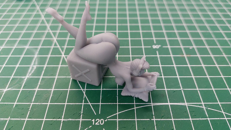 Gamer Girl with Handheld Console - Sexy Pin-Up Fan Art - 3D Printed Miniature Figure - 32mm / 75mm / 170mm Scale - Garage Kit