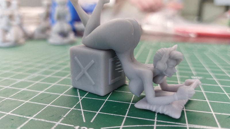 Gamer Girl with Handheld Console - Sexy Pin-Up Fan Art - 3D Printed Miniature Figure - 32mm / 75mm / 170mm Scale - Garage Kit